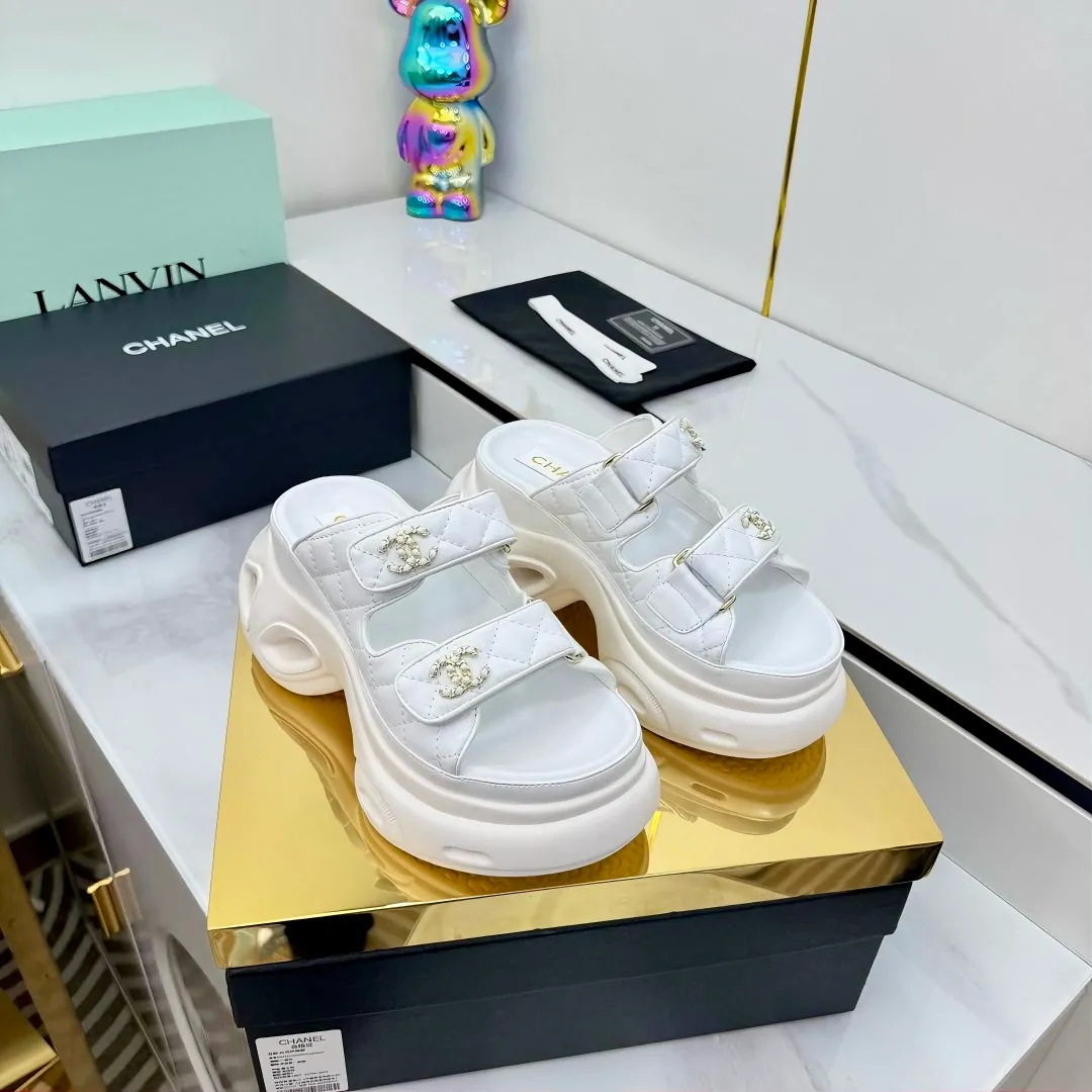 👟👟Ex-factory price 680👟👟 Top version... Chanel｜Chanel Xiaoxiang Velcro Beach Slippers Slippers Casual Beach Shoes 25ss Spring and Summer New Style! Beach shoes are a hit all over the internet! The latest model from the counter, I am still willing to buy it on my feet. It must be ranked among the most popular models. It is invincible in all seasons. Various bloggers and Internet celebrities can see the matching styles. Highly recommended. Pearlescent sheepskin upper, sheepskin lining, suede for feet. Original open-molded TPU outsole size: 35-40 (customized for 40 and 41). Full set of original packaging 👉 👉 👉 👉 👉